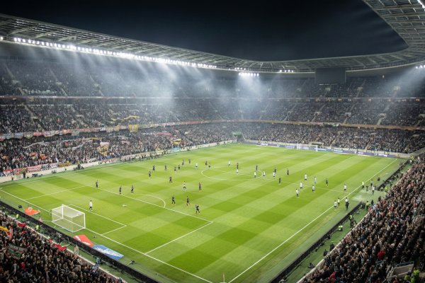 灯光下的足球比赛现场